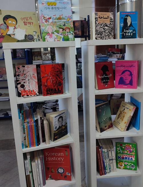 صورة للمكتبة الكورية تحوي الكتب المعروضة ضمن الحدث. (الصورة من زينب نيازي حسن)