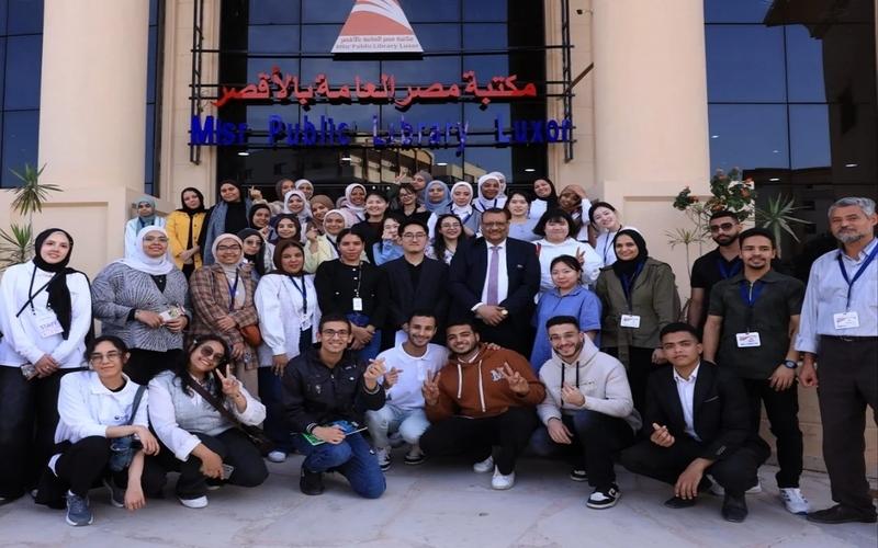 صورة جماعية لفريق التنظيم من المركز والمكتبة بعد انتهاء الحدث بنجاح. (الصورة من الصفحة الرسمية للمركز الثقافي الكوري بمصر على الفيسبوك)