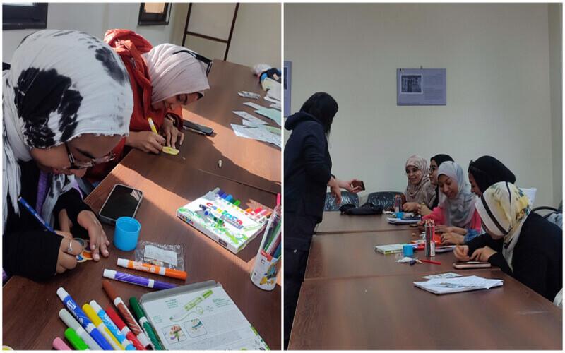 صورة مجمعة توضح جانب من اندماج الطلاب وإطلاق العنان لإبداعهم في تلوين وتزيين النماذج الخشبية بأساليبهم الخاصة. (الصورة من زينب نيازي حسن)