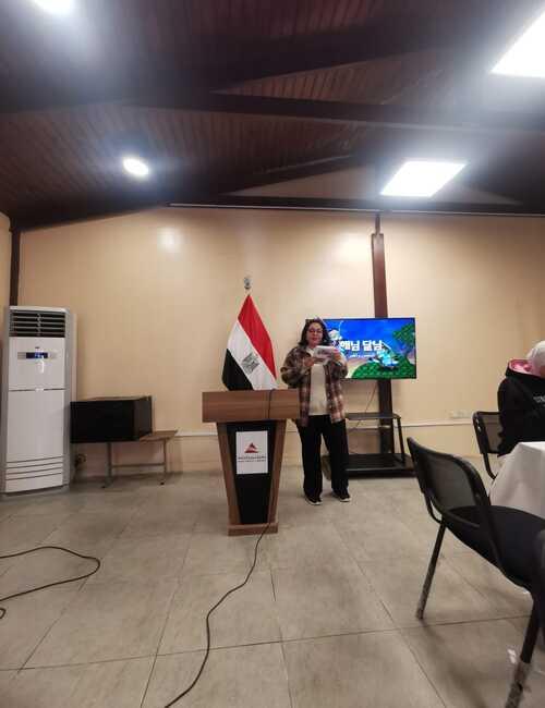 صورة لي اثناء تقديم عرض عما فهمته من الصور- (الصورة من أمنيه أمير)