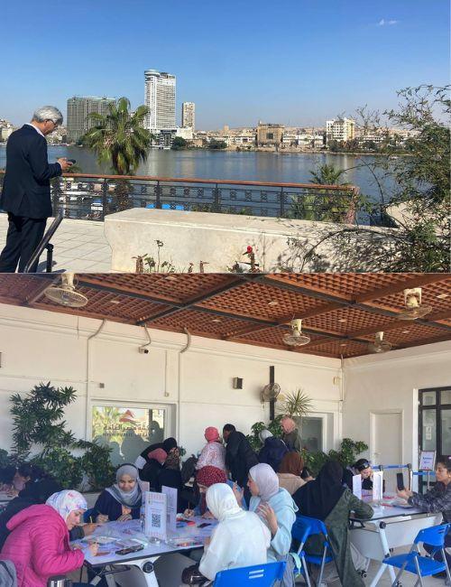 في الأعلى صورة لمدير المركز الثقافي الكوري خلال حضوره للفعالية، وفي الأسفل خلال مشاركة الحضور في إحدى ورش الفعالية. (الصور من إيمان الأشقر)