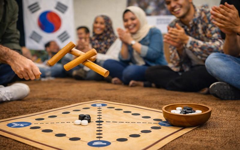 صورة توضح الأجواء الحماسية والتبادل الثقافي أثناء الاستمتاع بلعبة &rsquo;يوت نوري&lsquo; الكورية. (الصورة من معلمتي الكورية &lsquo;ايم سورا&rsquo; وقد تم اخذ الاذن منها)