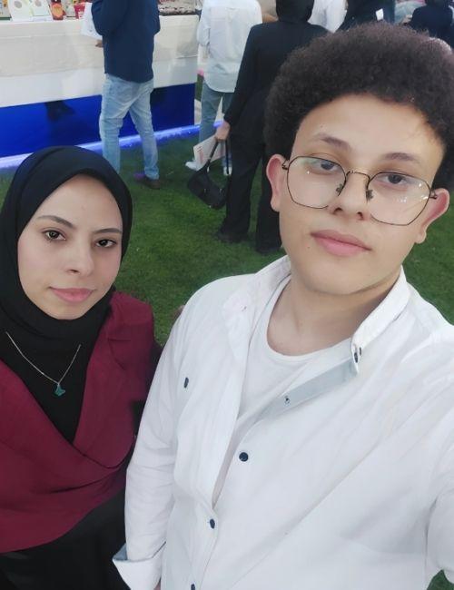 صورتي مع أخي أثناء فعالية الطعام الكوري. (الصورة من غدير محمد.)