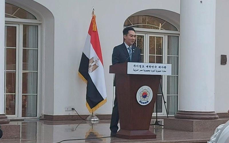 السيد 'كيم إل-هون'، القائم بأعمال السفير الكوري لدى مصر أثناء إلقاء كلمته خلال الفعالية. (الصورة من غدير محمد.)