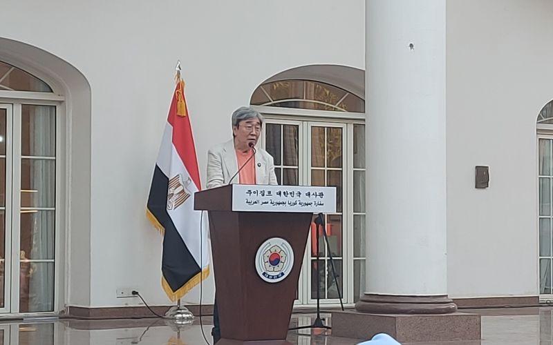 السيد 'بارك جين-سون'، رئيس جمعية صناعات الأغذية الكورية والرئيس التنفيذي لشركة 'سيمبيو فودز'. (الصورة من غدير محمد.)
