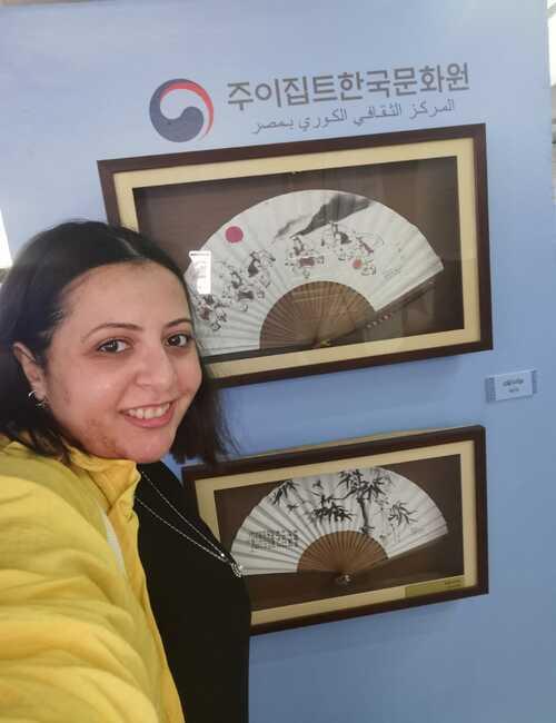 صورة لي بجوار مراوح يد من ورق الهانجي (الصورة من أمنيه أمير)