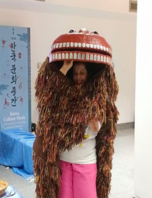 صورة لي مرتدية قناع الأسد في نهاية الورشة ( الصورة من أمنيه أمير)