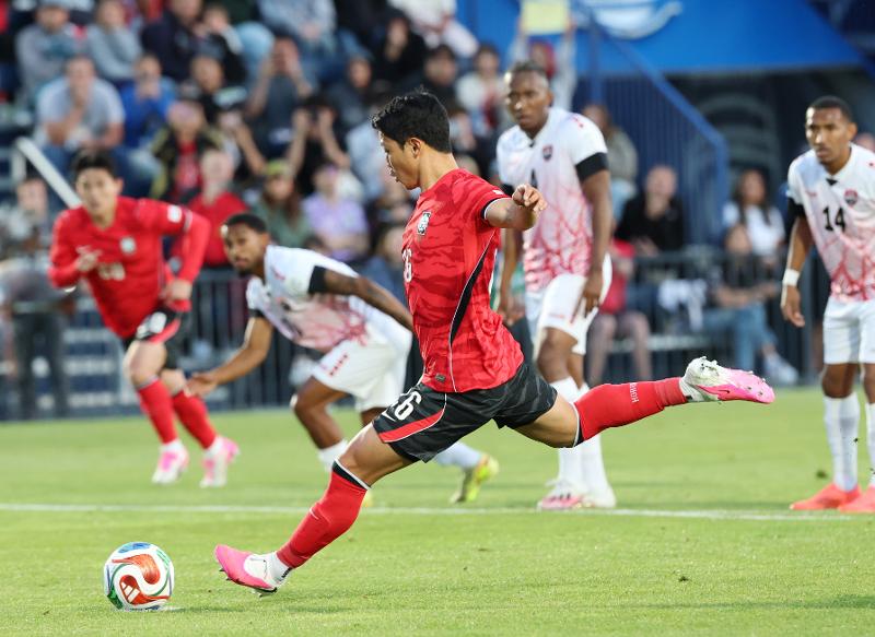تسديدة حاسمة يطلقها اللاعب هوانغ هي-تشان محرزًا هدفًا في الدقيقة 30 من الشوط الثاني خلال المباراة الودية بين جمهورية كوريا وترينيداد وتوباغو، والتي أُقيمت في ملعب «ساوث فيلد» التابع لجامعة بريغهام يونغ في مدينة بروفو بولاية يوتا الأمريكية يوم 30 من الشهر الماضي بالتوقيت المحلي. (المصدر: وكالة يونهاب للأنباء)