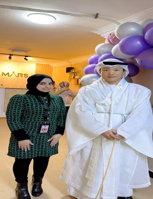 الصورة تظهر المصممة ناريمان طلال وأستاذ هارون بتصميم هانبوك تقليدي أبيض مع دمجه بالعباءة العربية والشماغ العربي ليظهر تناغم وترابط البلاد العربية مع كوريا، وهذا ضمن الفعاليات المجانية ل&laquo;هانبوك ناري&raquo; لترويج الهانبوك الكوري في مصر. (الصورة من ناريمان طلال مع الإذن)