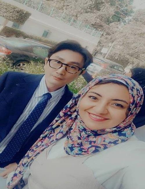 لقطة سيلفي تجمع المعلمة المصرية نورهان صبري مع أحد الضيوف الدبلوماسيين الكوريين، وذلك خلال مشاركتها في فعاليات يوم التبادل الثقافي المصري الكوري الذي أقيم بمسرح الهناجر في ساحة دار الأوبرا المصرية بالقاهرة، بتاريخ 12 مايو 2026. (مصدر الصورة: نورهان صبري)