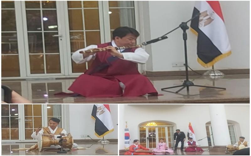 صورة توضح الفرقة الكورية التقليدية أثناء العرض. (الصورة من دنيا محسن حسن)