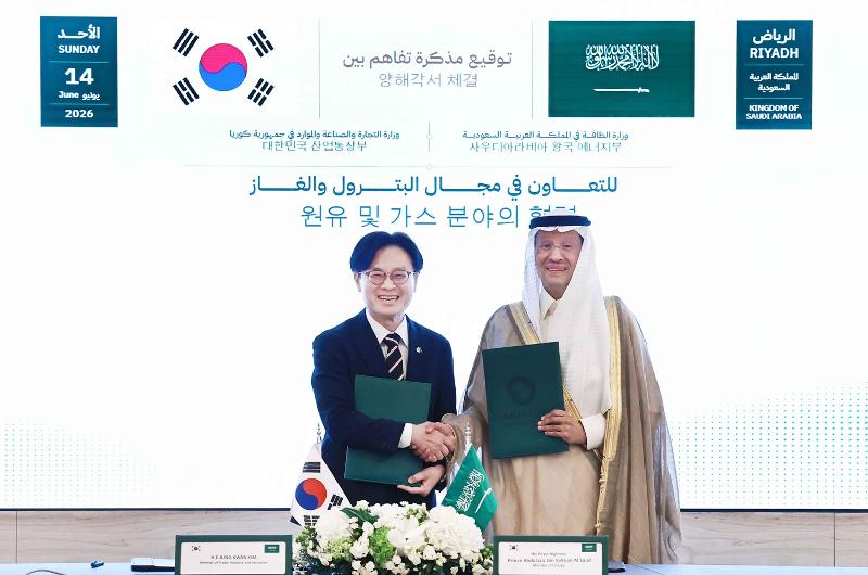 وزير الصناعة والتجارة الكوري كيم جونغ-كوان يوقع «مذكرة تفاهم بشأن التعاون في قطاع النفط والغاز بين كوريا والسعودية» مع وزير الطاقة السعودي الأمير عبد العزيز بن سلمان في المملكة العربية السعودية، ويلتقطان صورة تذكارية بعد التوقيع. (المصدر: وزارة الصناعة والتجارة الكورية)