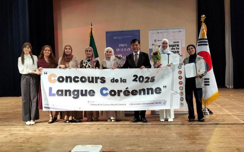 تظهر الصورة سعادة السفير مع المشاركين في النهائي. (مصدر الصورة: السفارة الكورية في الجزائر)