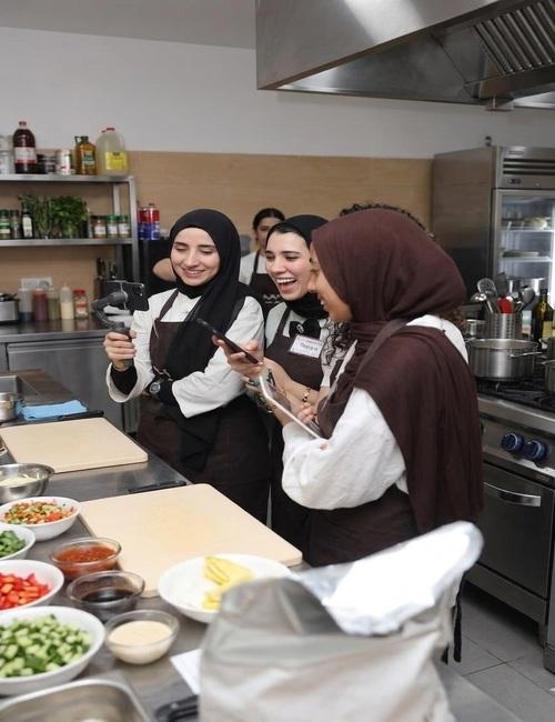 صورة الشيف ثريا جمال أثناء إعداد الأطعمة بمطعمها الكوري. (تصوير عزت ياسين)