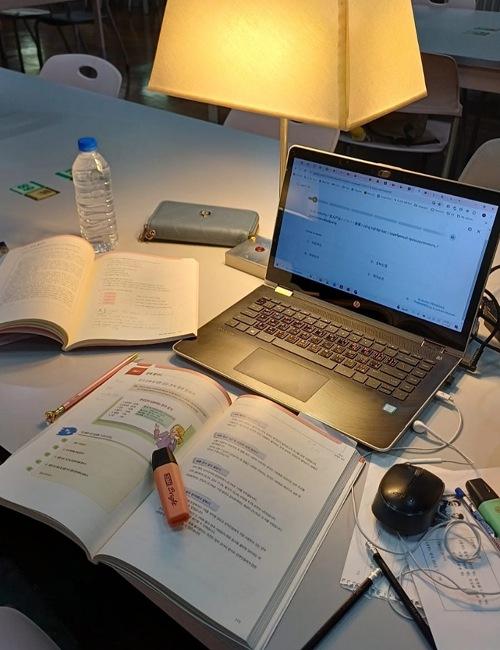 تظهر الصورة لقطة أثناء دراسة آلاء للغة الكورية في جامعة 'إيهوا للإناث' بكوريا. (الصورة من آلاء فضل، وتم أخذ الإذن منها لاستخدامها في المقال)