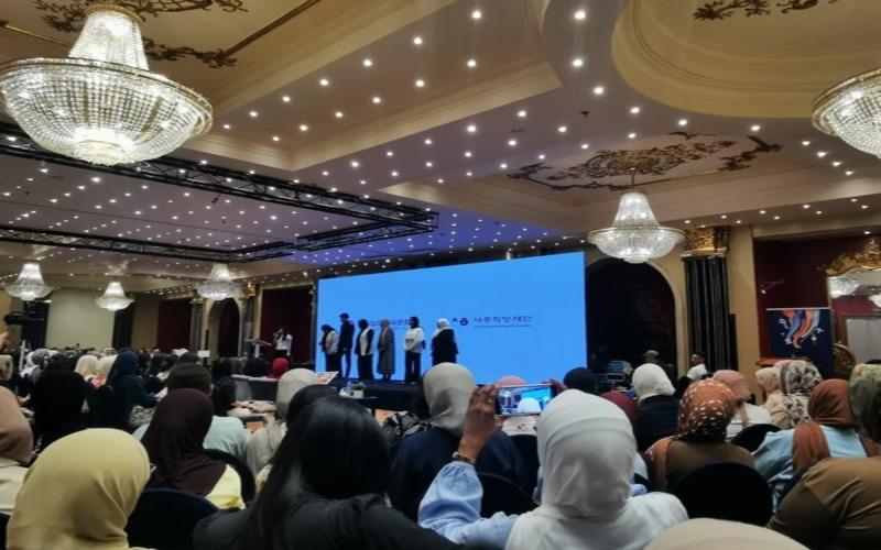 تكريم الطلبة المشاركين بحملة التعريف بالهانغل التي ينظمها معهد سيجونغ بمصر بمناسبة مرور مائة عام على تدشين يوم الهانغل. (الصورة من أمنية أمير)