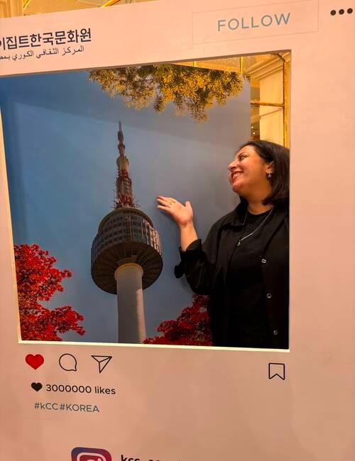 صورة لي بركن التصوير الخاص بمعالم كوريا السياحية. (الصورة من أمنية أمير)
