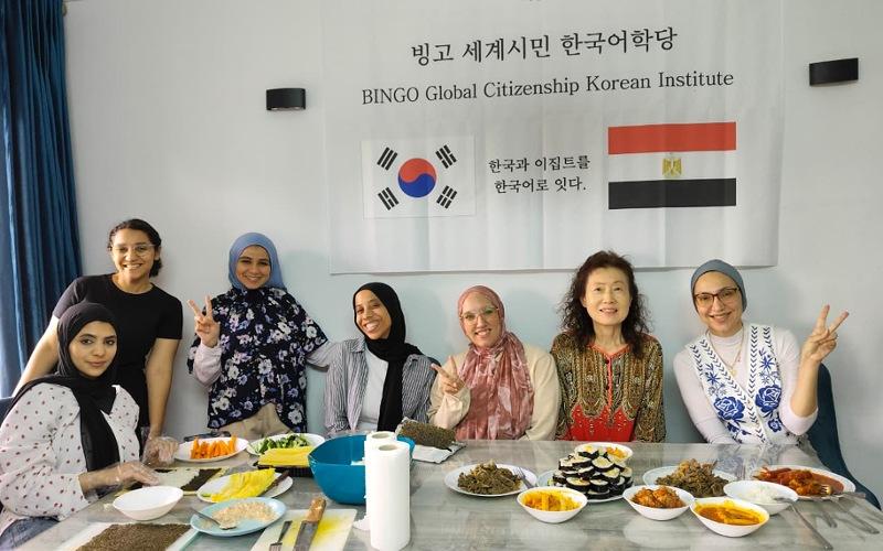 صورة جماعية في منزل معلمتي الأستاذة يون هيو سوك من مؤسسة بينغو وأصدقائي مع الطعام الكوري الشهي. (الصورة من شيماء رشدي)