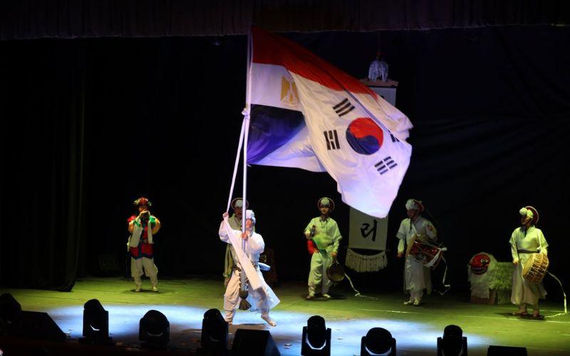 تظهر الصورة فرقة يونهي جوم تشوري في ختام حفلتهم بمصر يوم 1 مايو. (تعود حقوق الصورة إلى الصفحة الرسمية للمركز الثقافي الكوري بمصر)