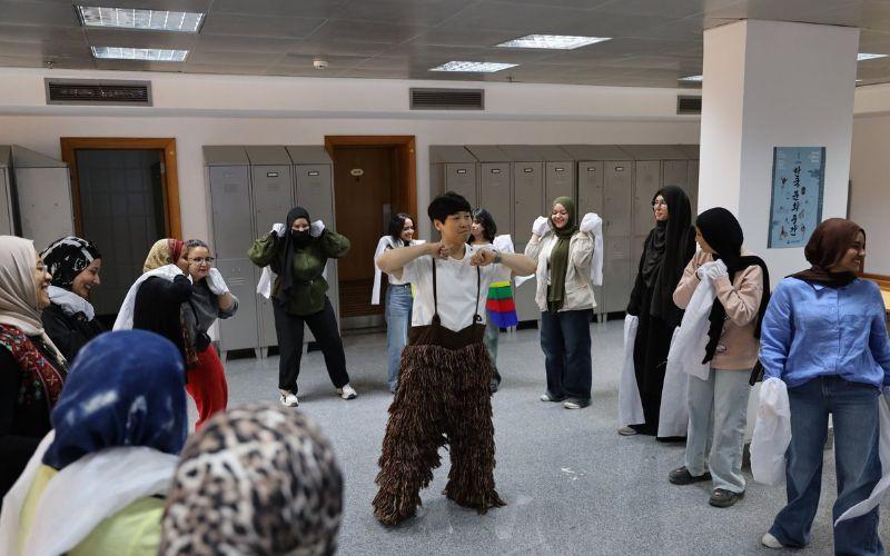 صورة خلال ورشة تعليم رقصة الأسد الكورية في مصر. (تعود حقوق الصورة إلى الصفحة الرسمية للمركز الثقافي الكوري بمصر)