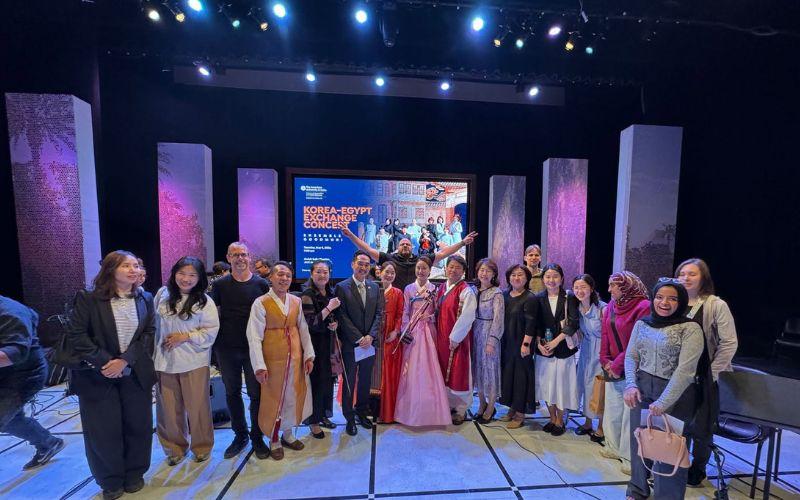 صورة جماعية لأعضاء الفرقة داخل الجامعة الأمريكية بالقاهرة. (تعود حقوق الصورة إلى كوون أون سيل وتم أخذ الإذن لاستعمالها)
