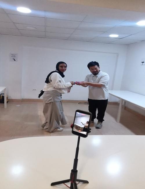 قائدة الفريق الأبيض تتسلم هديتها بعد حصولها على لقب الطاهي المتميز. (تصوير: أمنيه أمير)