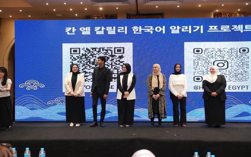 صورة جماعية للفريق أثناء تكريم أعضائه في حفل تخرج طلبة معهد سيجونغ مصر بفندق «بيراميزا» بالدقي الشهر الماضي. الأعضاء بالترتيب من اليمين إلى اليسار: فاطمة سيد، رضوى نبيل، إسراء عبد الحي، إيثار أحمد، أحمد كامل، أميرة كمال. (تصوير: أحمد كامل، بعد الحصول على إذن الفريق بالنشر)