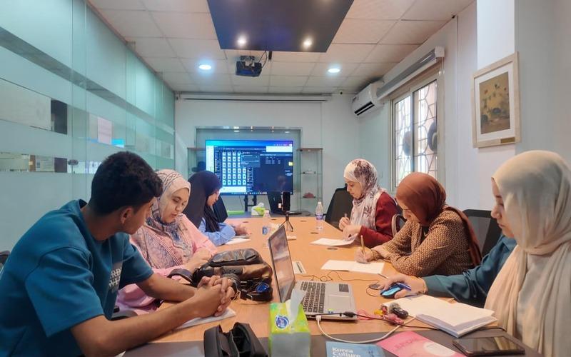 صورة لأعضاء الفريق أثناء اجتماع التحضير للحملة بالمركز الثقافي الكوري في مصر. (تصوير: أحمد كامل، بعد الحصول على إذن الفريق بالنشر)
