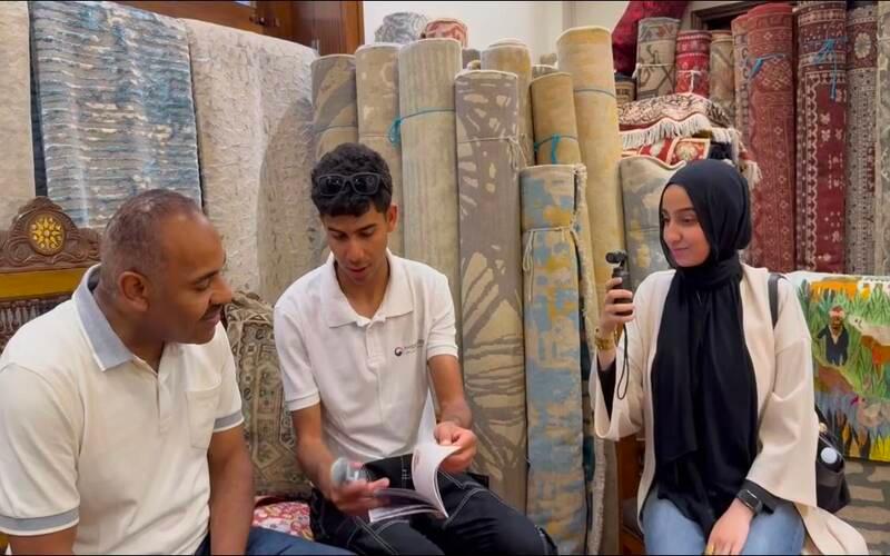 عضوا الفريق رضوى وأحمد يعرّفان أحد البائعين في خان الخليلي باللغة الكورية، ويقدمان له الكتاب المبسط الذي أعده الفريق خصيصًا لتوزيعه على البائعين ومساعدتهم على التعرف إلى اللغة الكورية. (تصوير: أحمد كامل، بعد الحصول على إذن الفريق بالنشر)