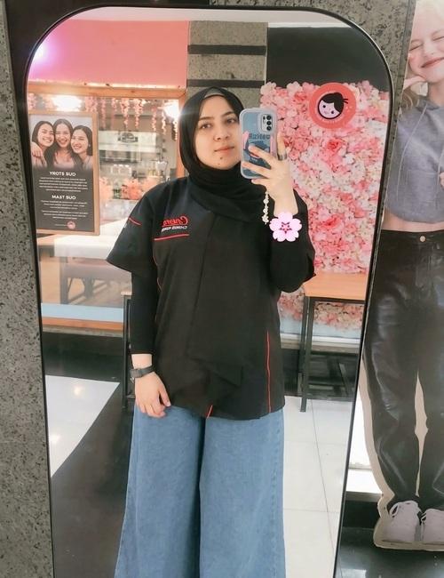 فاطمة مسعد تلتقط صورة «سيلفي» أمام مرآة كبيرة داخل المطعم. (الصورة من فاطمة مسعد، بعد الحصول على إذن بالنشر)