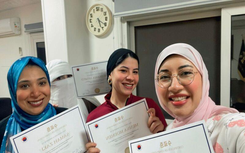 طلاب دورة اللغة الكورية يحتفلون بحصولهم على شهادة اجتياز المستوى الثاني في مكتب الجالية الكورية في مصر. (الصورة من رحاب أحمد)