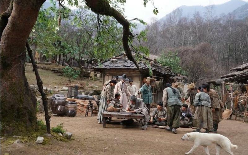 الصورة تُظهر أهل القرية إلى جانب الملك دانجونغ في فيلم &laquo;حارس الملك&raquo;. (الصورة من الصفحة الرسمية لشركة إنتاج الفيلم &laquo;بي إيه إنترتينمنت&raquo; على إنستغرام)