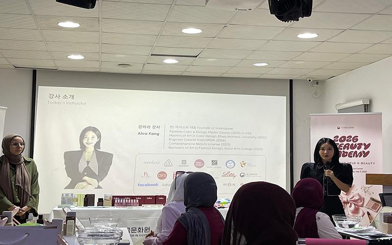 خبيرة التجميل الكورية كانغ آرا تقدم شرحًا حول أساسيات العناية بالبشرة، وتوضح للمشاركين خطوات الروتين الكوري وأهمية اختيار المنتجات المناسبة لكل نوع من أنواع البشرة. (تصوير: سلوى الزيني)
