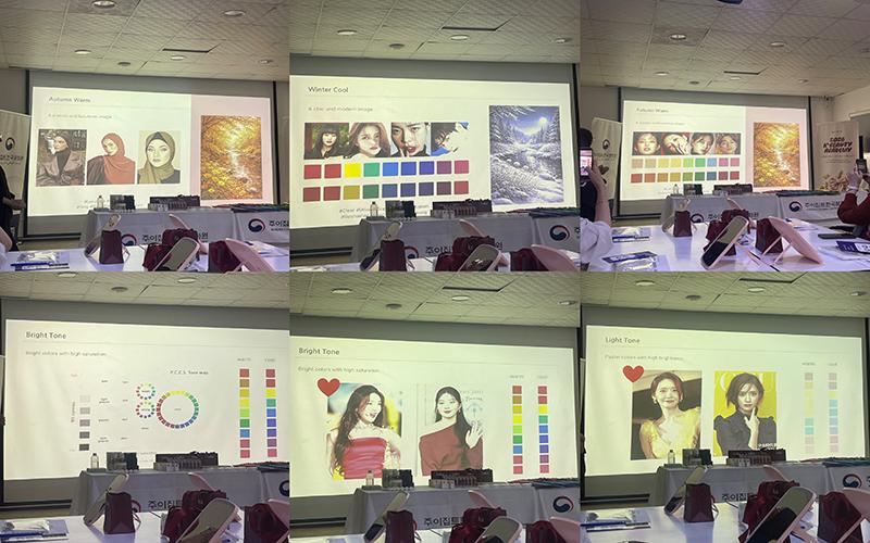 الصورة تُظهر خبيرة التجميل الكورية وهي تشرح خصائص المواسم اللونية المختلفة، وتقدم أمثلة على تنسيق ألوان الحجاب والمكياج بما يتناسب مع كل مجموعة لونية، مع عرض نماذج توضيحية تساعد المشاركين على فهم الفروق بينها. (تصوير: إسراء الزيني)