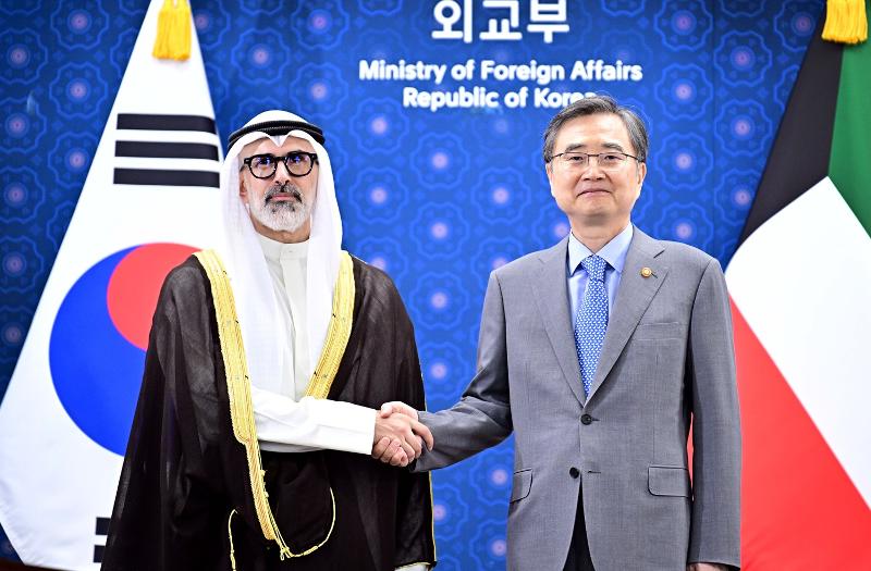 وزير الخارجية الكوري جو هيون ووزير الخارجية الكويتي جراح جابر الأحمد الصباح يتصافحان قبيل محادثاتهما في مقر وزارة الخارجية بحي جونغنو في سيئول في 25 أغسطس. (المصدر: وزارة الخارجية الكورية)