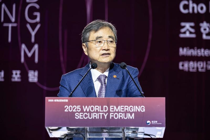 يُعقد &laquo;المنتدى العالمي للأمن الجديد 2026&raquo;، الذي تستضيفه وزارة الخارجية الكورية، تحت شعار &laquo;مخاطر وفرص التقنيات الناشئة&raquo; في فندق &laquo;غراند حياة سيئول&raquo; بحي يونغسان-غو في العاصمة سيئول، يوم 9 سبتمبر الجاري. وتُظهر الصورة وزير الخارجية الكوري &laquo;جو هيون&raquo; يلقي خطاباً خلال الدورة السابقة لـ &laquo;المنتدى العالمي للأمن الجديد 2025&raquo; التي أُقيمت في سيئول في شهر سبتمبر من العام الماضي. (المصدر: وزارة الخارجية الكورية)