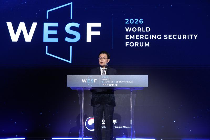 «المنتدى العالمي للأمن الجديد 2026»، الذي تستضيفه «وزارة الخارجية»، يُعقد تحت شعار «مخاطر وفرص التقنيات الناشئة» في فندق «جراند حياة سيئول» بمنطقة «يونغسان» بمدينة سيئول يوم 9 سبتمبر. وتُظهر الصورة «جونغ يون-دو»، رئيس مكتب المعلومات الاستراتيجية في «وزارة الخارجية»، وهو يلقي الكلمة الافتتاحية. (المصدر: وزارة الخارجية الكورية) 