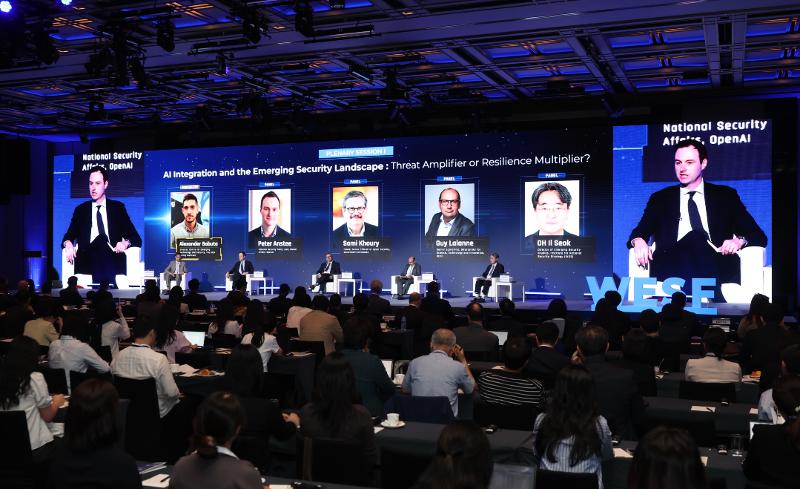 المشاركون في «المنتدى العالمي للأمن الجديد 2026» يناقشون موضوع «الأزمات والفرص في مجالي الذكاء الاصطناعي والأمن» في فندق «غراند حياة سيئول» بمنطقة «يونغسان» بمدينة سيئول يوم 9 سبتمبر.
