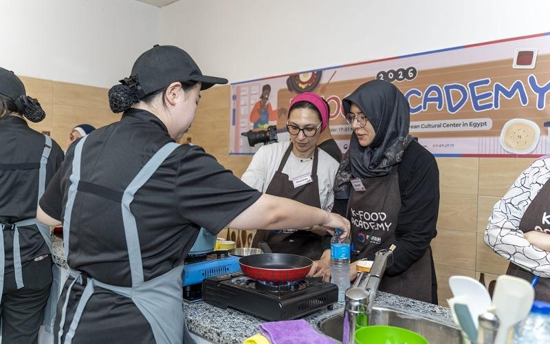 الصورة تُظهر المشاركين أثناء التطبيق العملي في الورشة. (الصورة من المركز الثقافي الكوري في مصر مع الإذن بالاستخدام)