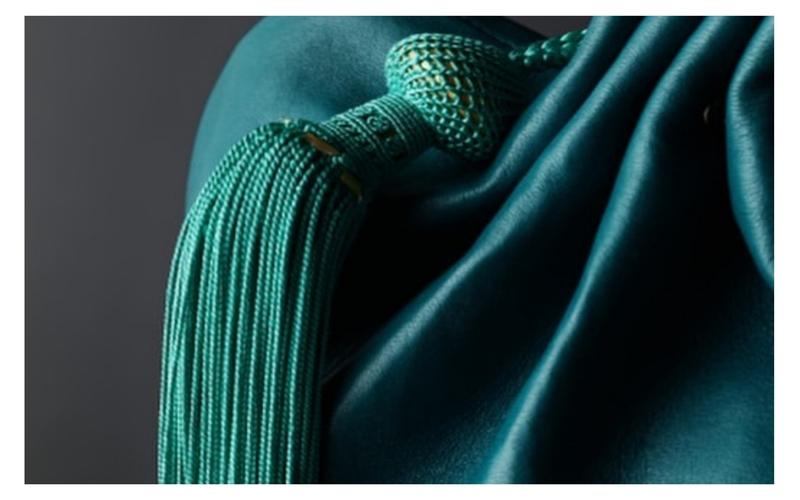 لقطة مقربة لحقيبة قماشية من أعمال الفنانة الكورية سي جاي كيم، تجمع بين فن العقد التقليدية والتصميم المعاصر. (المصدر: الحساب الرسمي للفنانة سي جاي كيم على إنستغرام، وقد تم الحصول على إذنها بالنشر)
