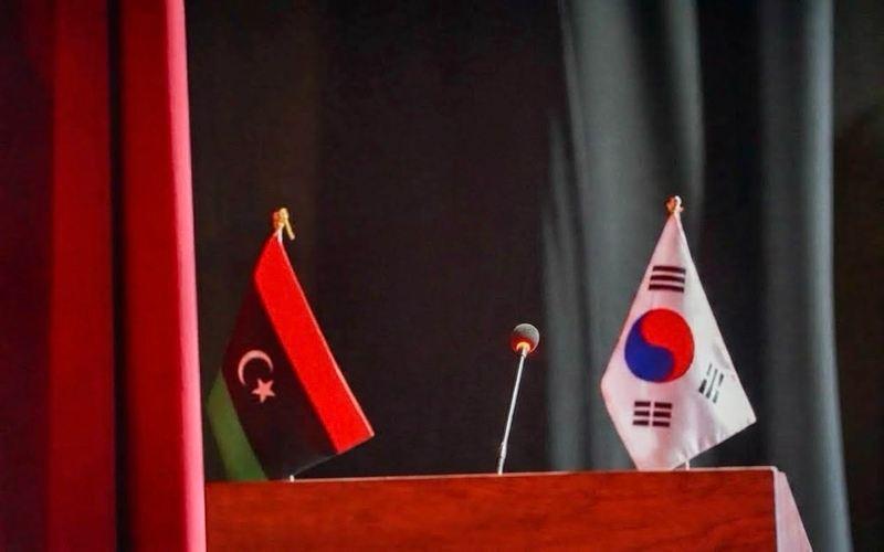 علما ليبيا وجمهورية كوريا على منصة المتحدثين خلال فعاليات المهرجان، في مشهد يعكس التعاون الثقافي بين البلدين. (المصدر: مودة سلامة)