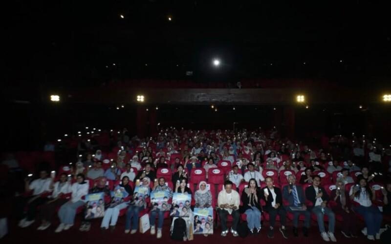 صورة جماعية للمشاركين والجمهور في ختام اليوم الأول من «ليالي السينما الكورية». (المصدر: الصفحة الرسمية للمركز الثقافي الكوري في مصر على إنستغرام)