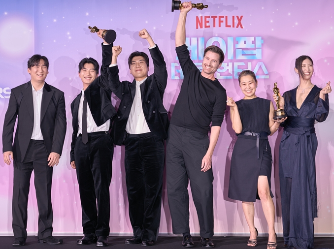 نجوم ’فرقة البوب الكورية: صائدات الشياطين‘ يعودون إلى سيئول حاملين بجائزتي الأوسكار لأفضل فيلم رسوم متحركة وأفضل أغنية أصلية