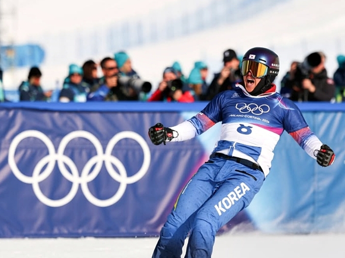 متزلج السنوبورد كيم سانغ-كيوم يفوز بأول ميدالية لكوريا في دورة ميلانو-كورتينا