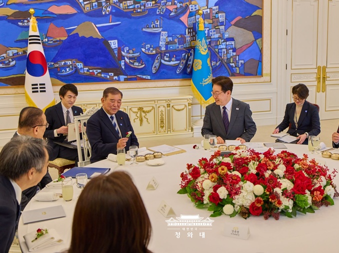 الرئيس لي يعرب عن شكره لرئيس الوزراء الياباني السابق إيشيبا لمساهمته في استقرار العلاقات بين كوريا واليابان