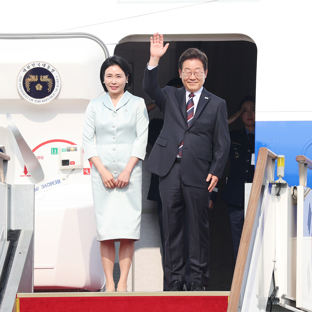 President Lee leaves for Canada for G7