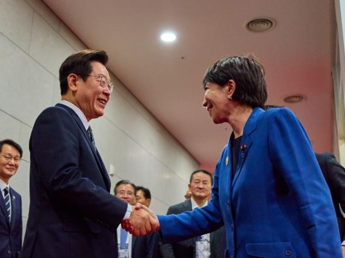 الرئيس لي يهنئ تاكايشي بفوز حزبها في الانتخابات اليابانية