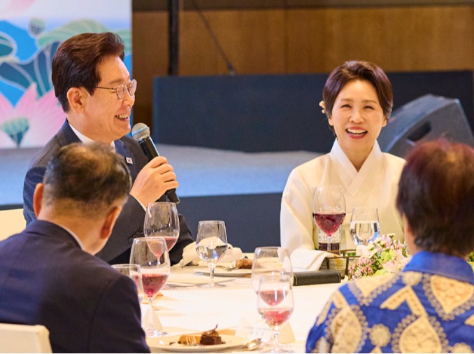 الرئيس لي في مستهل زيارته للهند 