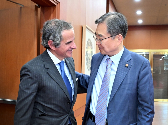 وزير الخارجية ومدير الوكالة الدولية للطاقة الذرية يناقشان خطة سيئول لاقتناء غواصات نووية